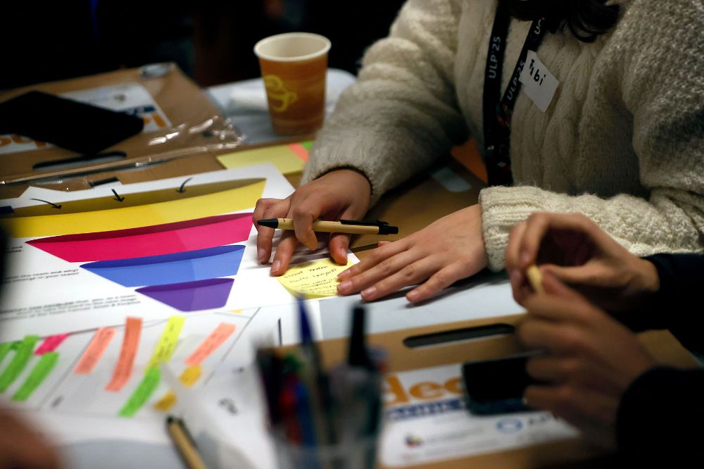 La Ideatón fue la actividad de cierre del programa APRU Undergraduate Leaders’ Program 2025 en donde cada grupo presentó un proyecto en el que se planteara una problemática en común y su respectiva solución. 